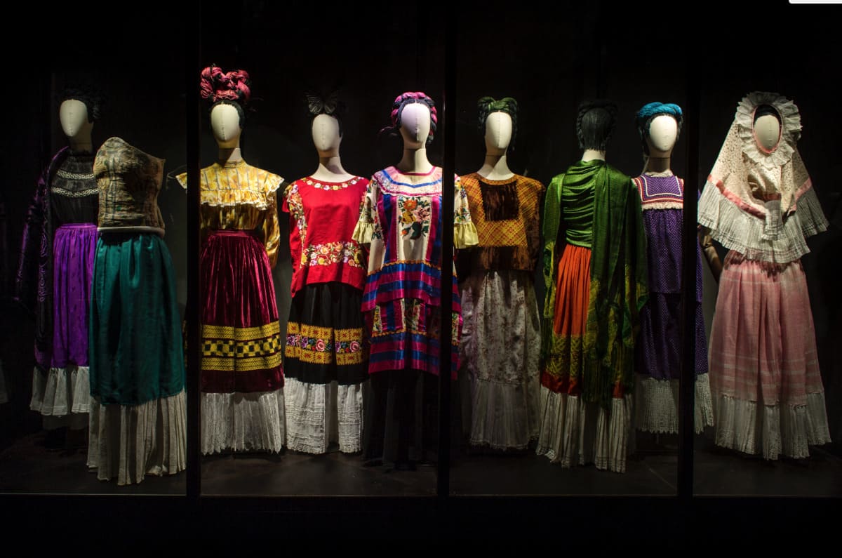 Las apariencias engañan: los vestidos de Frida Kahlo